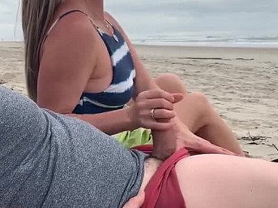Sa femme aime se faire baiser sur la plage et elle se fout des passants