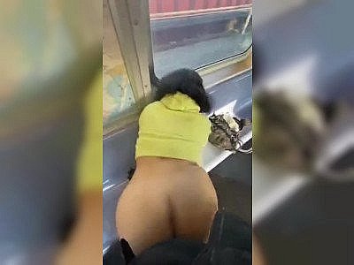Une métisse se fait baiser dans le train