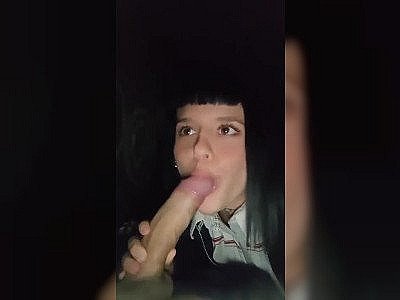 Une fille avec des grosses lèvres suce avec passion