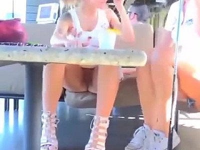 Une bourgeoise se balade sans culotte et allume un voyeur