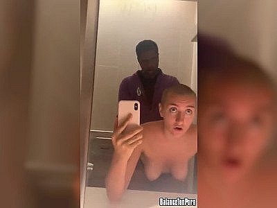 Baise dans les toilettes d'un aéroport