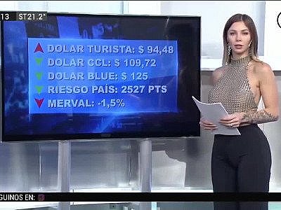 La présentatrice Romina Malaspina seins nus sous un haut transparent