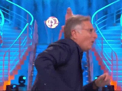 Une candidate d'un jeu tv montre ses fesses en plein direct