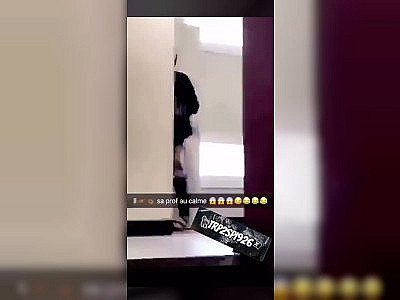 Il surprend son pote qui baise la prof de français