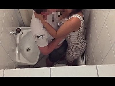 Ils baisent dans les toilettes du bureau