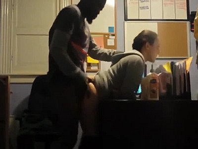 Elle se fait baiser par son collègue black