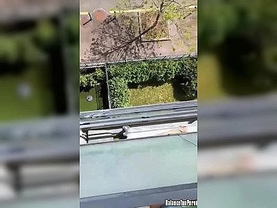 Il filme sa voisine qui bronze nue (Thailande)