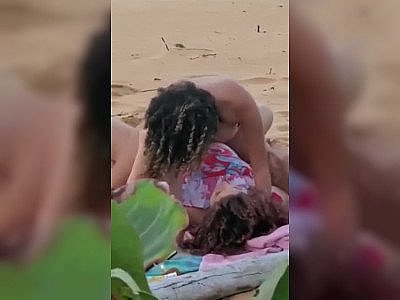 Deux filles filmées en train de se brouter le minou sur une plage