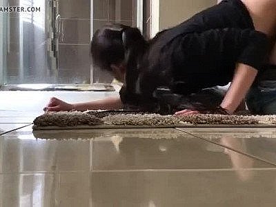 Une petite brune se fait baiser sur le sol de la salle de bain