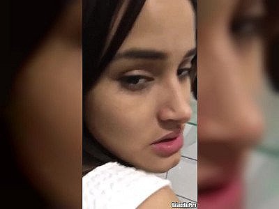 Baisée dans les chiottes, et elle adore ça