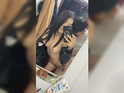 Un couple asiatique se filme aux toilettes