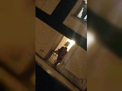 Il filme sa voisine qui se fait baiser sur le balcon
