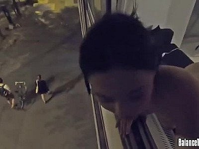 Une asiatique se fait baiser à la fenêtre