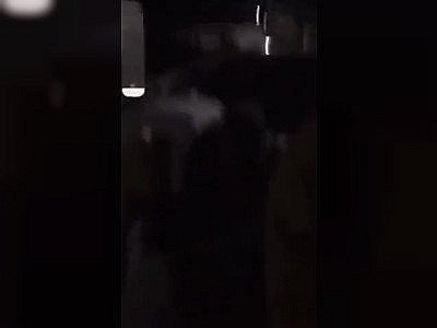 Baisée sur le capot d'une voiture et devant toutes ses copines