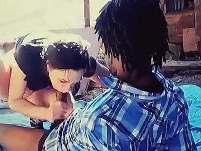 Un couple mixte a une bonne baise dans un immeuble abandonné