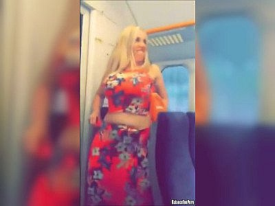 Une blonde aux gros seins s'exhibe dans le train