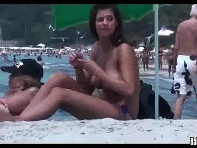 Un voyeur filme une paire de seins exceptionnelle