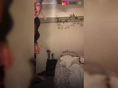 Une fille en nuisette montre ses beaux seins lors d'un live Instagram