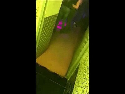Deux jeunes françaises se bouffent la chatte dans les toilettes d'une boite