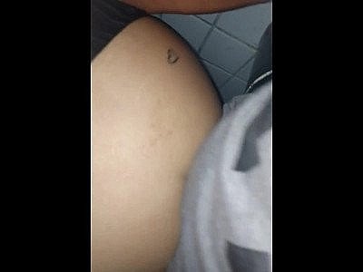 Elle se fait baiser par un inconnu dans les toilettes d'un club