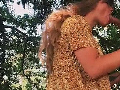 Elle suce son mec dans la forêt et prend une bonne faciale