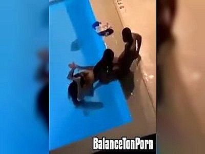Partie à trois dans la piscine de l'hotel