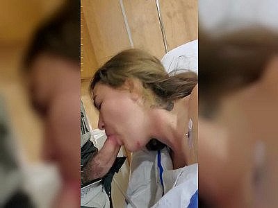 Elle le suce sur son lit d'hôpital