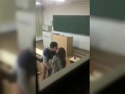 Il baise sa meuf dans la salle de classe