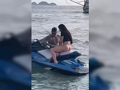 Elle suce un gars sur un jetski