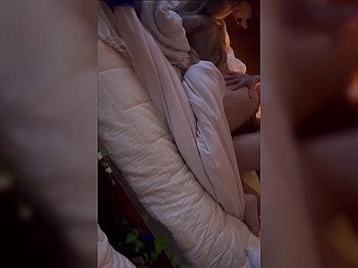 Une jeune prend un coup de bite pendant que ses parents sont pas là