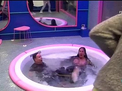 En direct, une candidate se retrouve seins nus à la télévision espagnole