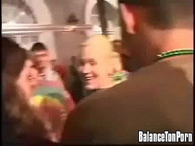 Elle se fait lécher par une femme au milieu d'une fête