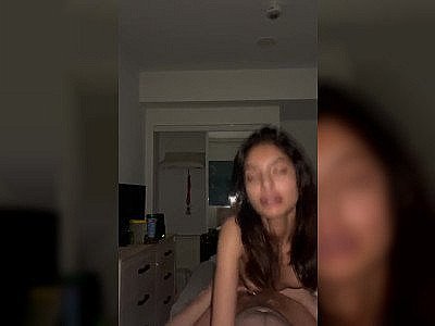 Cette jeune latine est une vraie nympho