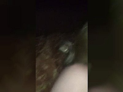 Une femme fraichement mariée se fait baiser par deux inconnus