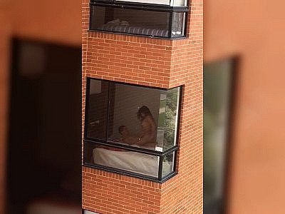 Ils baisent avec les rideaux ouverts