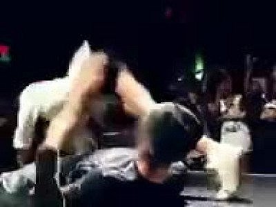 Ejaculation précoce devant une foule