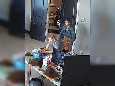 Un patron baise sa secrétaire sur son bureau