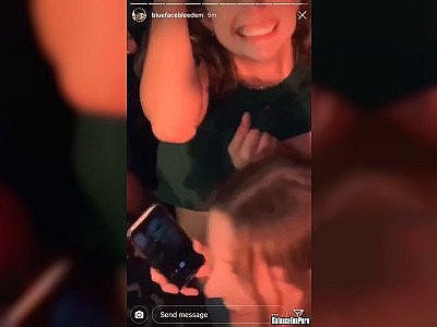 Elle montre ses seins sur la story Instagram de sa pote