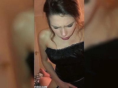 Une jolie brune en lingerie se touche pendant qu'elle chevauche son mec