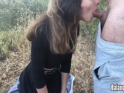 Une belle blonde suce une queue dans les bois