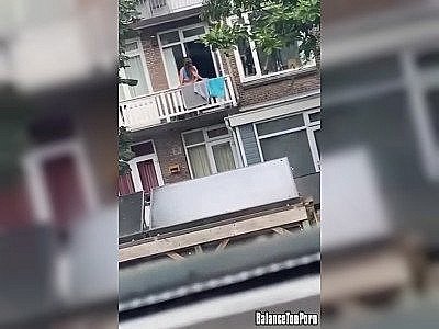 Un couple en quarantaine baise au balcon