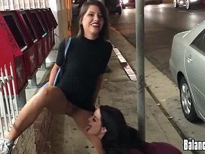 Elle pisse dans la bouche de sa copine en pleine rue