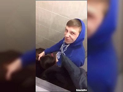Il filme son pote qui se fait sucer dans les toilettes