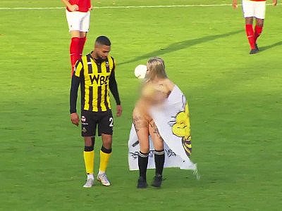 Elle entre nue sur le terrain pendant un match de foot