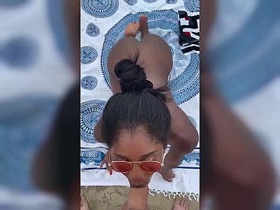 Fellation sur une plage nudiste