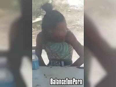 Grillée en train de se doigter dans un restaurant