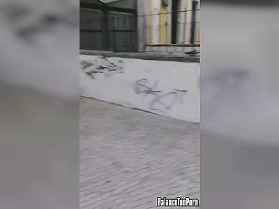 Elle lèche sa copine en pleine rue