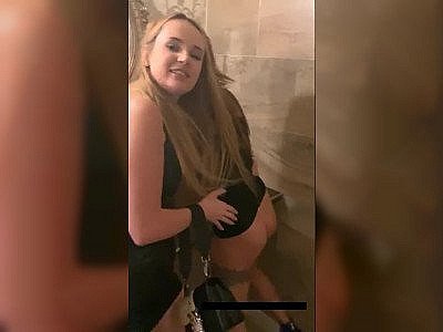 Léchage de chatte dans les toilettes lors d'une soirée entre copines
