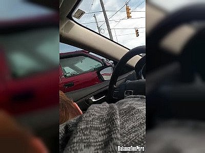 Il se fait sucer au feu rouge