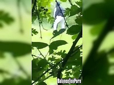 Des étudiants baisent dans le jardin de leur campus